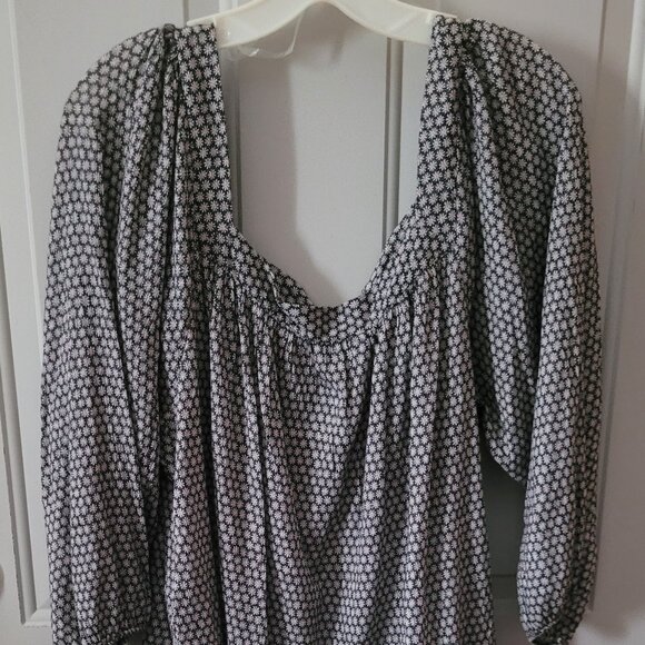 NWT's Chaps Navy & White Daisy Floral Peasant Top with Ruffled Bottom Size 2X - Picture 1 of 8